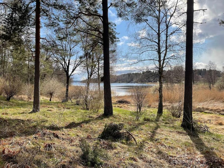 Nyrenoverat Strandnaera Med Fantastisk Utsikt Rimbo Bagian luar foto