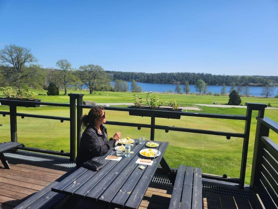 Nyrenoverat Strandnaera Med Fantastisk Utsikt Rimbo Bagian luar foto