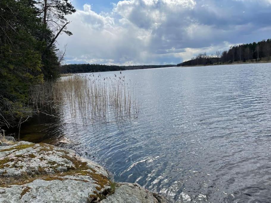 Nyrenoverat Strandnaera Med Fantastisk Utsikt Rimbo Bagian luar foto